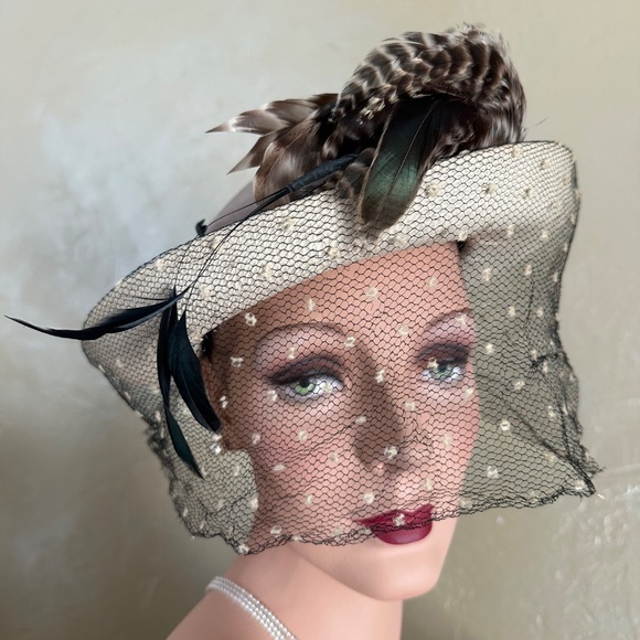 EYE-CATCHING 1940\'S BEIGE FELT/OFF WHITE FABRIC FEDORA + FEATHERS + DOTTED VEIL main image 6